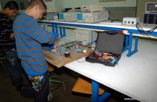 Alumnes del Jaume Balmes en un taller de electrónica